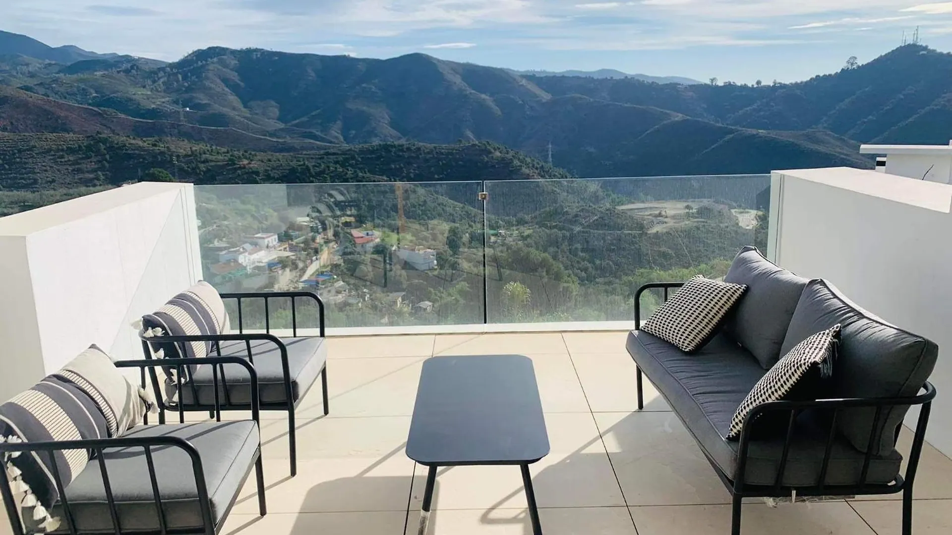 New Ocean View Apartment Just 3 Min From Marbella City Center Málaga